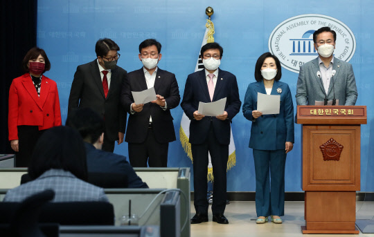 권성동 국민의힘 원내대표(왼쪽 두번째)와 유상범 법사위 간사(오른쪽) 등 국민의힘 법사위원들이 28일 국회 소통관에서 검수완박 법안에 대한 헌법재판소의 공정한 결정을 촉구하는 성명을 발표하고 있다. 국회사진기자단=연합뉴스